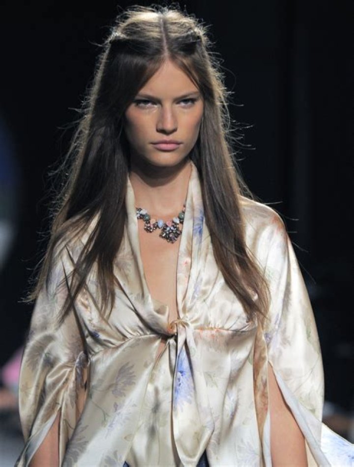 1970s Hairstyles with Headband: A Timeless Fashion Statement